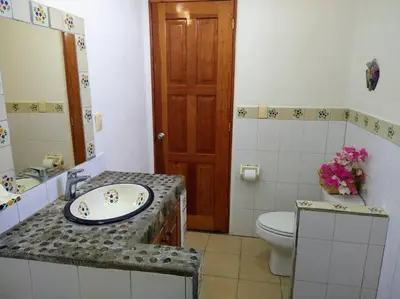 Un baño de Lush Garden House near beaches with private pool.