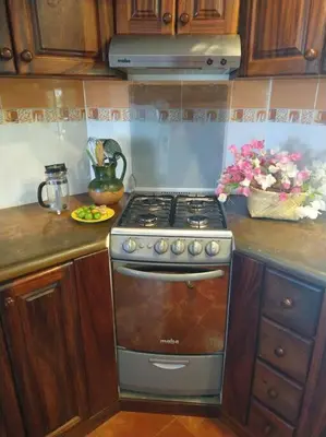 Una cocina o zona de cocina en Lush Garden House near beaches with private pool.