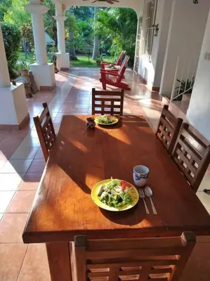 Zona de estar de Lush Garden House near beaches with private pool.