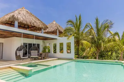 Piscina en o cerca de Gorgeous Beach House with incredible oceanview