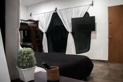 Una televisión o centro de entretenimiento en Casa las Maravillas, hermosos jardines y alberca