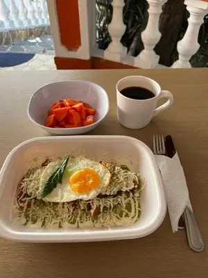 Comida en o cerca de este hotel