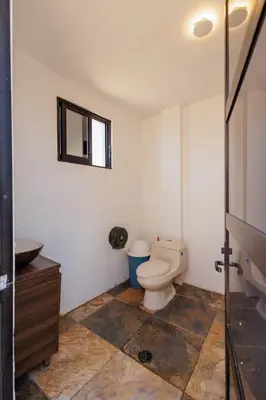 Un baño de SurfNest Tamarindos