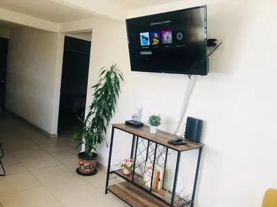 Una televisión o centro de entretenimiento en Tu refugio en CDMX cerca del Foro Sol y del AICM