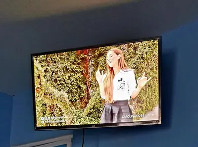 Una televisión o centro de entretenimiento en ESTUDIO EL ANGEL.