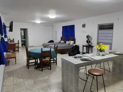 Una televisión o centro de entretenimiento en Departamento amplio con hermosa vista