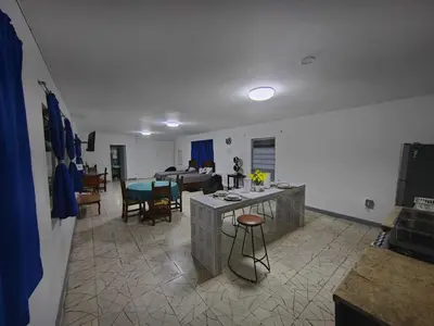 Una televisión o centro de entretenimiento en Departamento amplio con hermosa vista