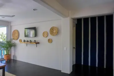 Una televisión o centro de entretenimiento en Siete Mares