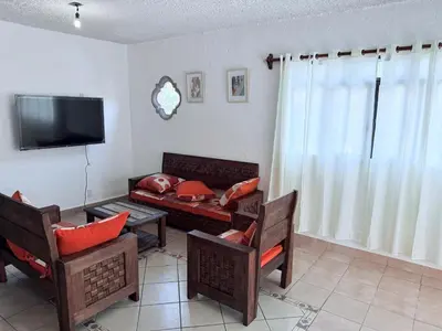 Una televisión o centro de entretenimiento en Azomalli