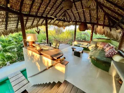Zona de estar de Casa KUUL, elegant fusion of house and garden.