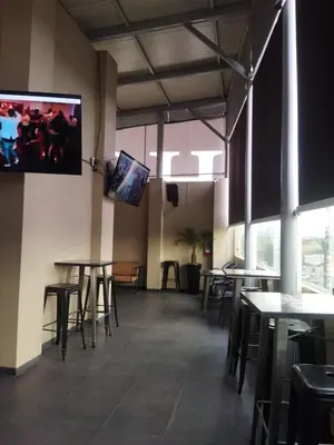 Una televisión o centro de entretenimiento en HOTEL M ELITE BLACK