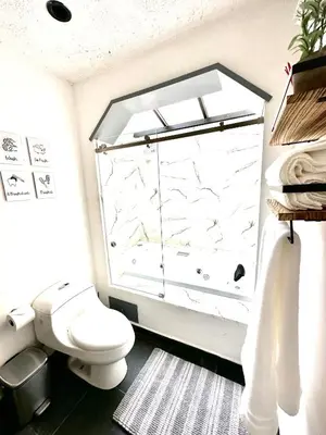 Un baño de Departamento tipo LOFT cerca de hospital Angeles