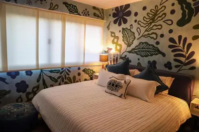 Cama o camas de una habitación en Luxurious Mid Century Modern folk art home