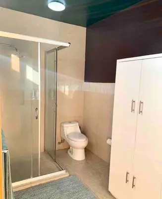 Un baño de Luxurious Mid Century Modern folk art home
