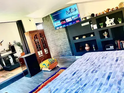 Una televisión o centro de entretenimiento en Casa Onésima. Departamento privado con Terraza.