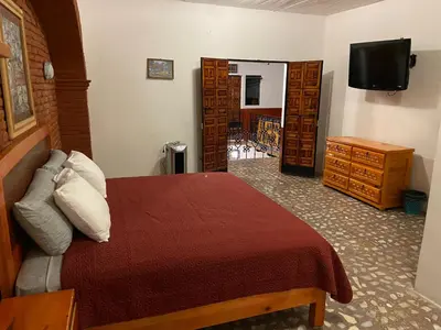 Una televisión o centro de entretenimiento en EL GRAN TORIL