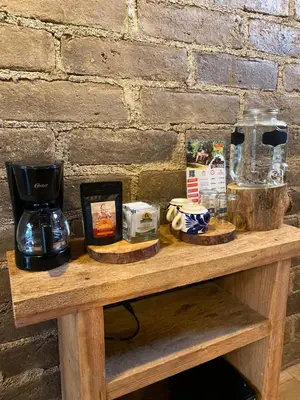 Utensilios para hacer té y café en Cabaña en el bosque